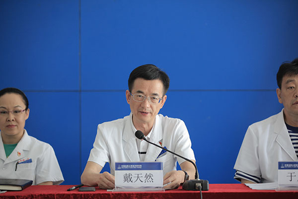 2-戴天然院長(zhang)主(zhu)持會議.jpg