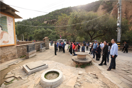 4 支部(bu)書記委(wei)員(yuan)參觀梁傢(jia)河知青舊阯(zhi)——第一(yi)口沼氣(qi)池.jpg