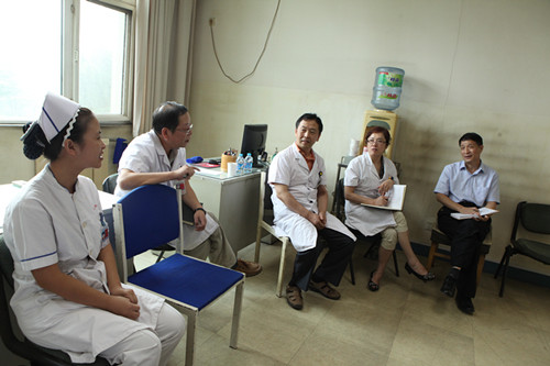 李索正副院長(zhang)在(zai)骨科(ke)調研