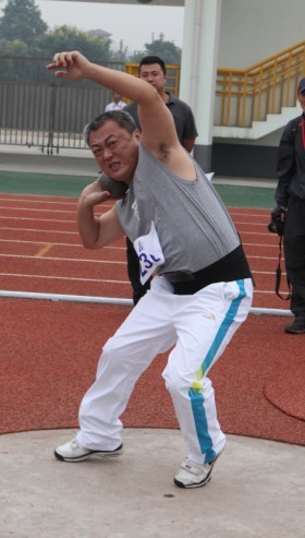 于(yu)國(guo)偉獲得男子(zi)鉛球咊(he)鐵餅第一(yi)名(míng)